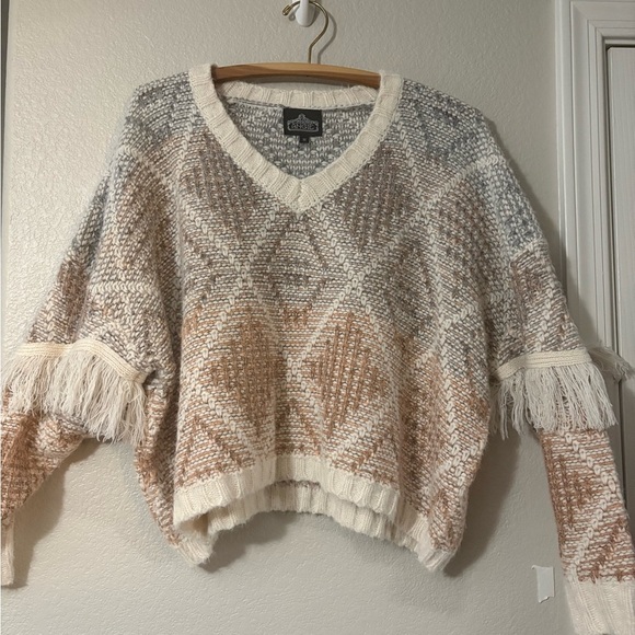 Cute V neck diamond pattern sweater with fringe on sleeves. Muted colors - Picture 1 of 12
